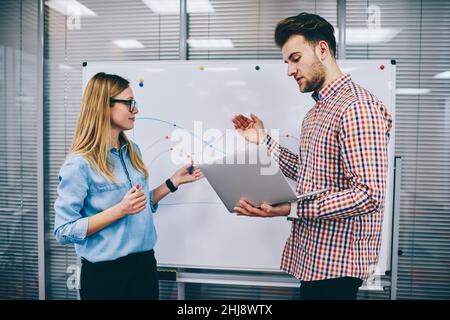 Kollegen diskutieren business plan im Büro Stockfoto