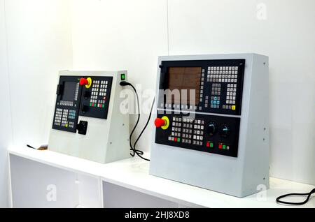 Computer-Menü für die Verwaltung moderner industrieller CNC-Werkzeugmaschinen in der Metallbearbeitung. Selektiver Fokus. Stockfoto