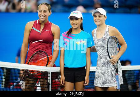 Melbourne, Australien. 27th Januar 2022. Madison Keys of the United States & Ashleigh Barty of Australia vor dem Halbfinale der Australian Open 2022, WTA Grand Slam Tennisturnier am 27. Januar 2022 im Melbourne Park in Melbourne, Australien - Foto: Rob Prange/DPPI/LiveMedia Kredit: Independent Photo Agency/Alamy Live News Stockfoto