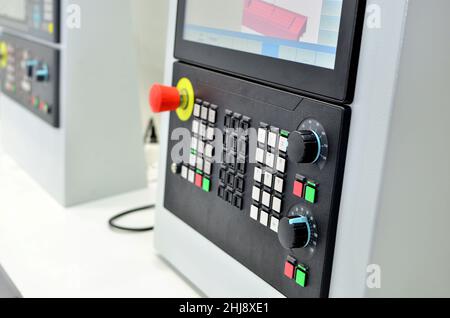 Computer-Menü für die Verwaltung moderner industrieller CNC-Werkzeugmaschinen in der Metallbearbeitung. Selektiver Fokus. Stockfoto