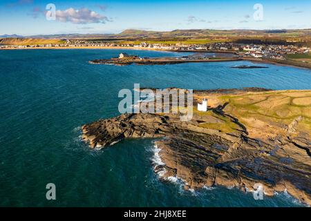 Luftaufnahme von der Drohne des Elie Ness Lighthouse und in der Ferne Elie und Earlsferry, Fife, Schottland, Großbritannien Stockfoto