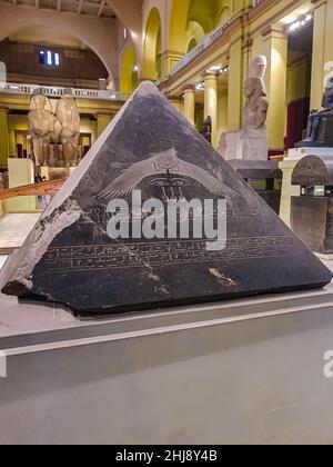 Kairo, Ägypten - 17. Dezember 2021: Pyramidion der Pyramide von Amenemhat III in Dahshur vom Ägyptischen Museum in Kairo, Ägypten. Es wird an 1902 und an gegründet Stockfoto