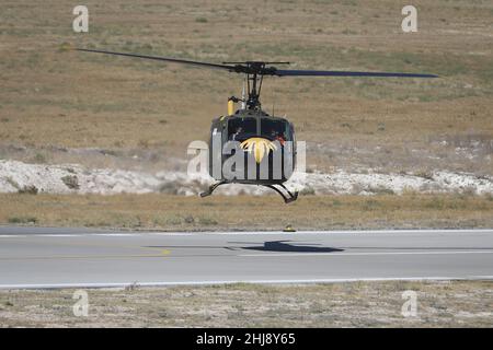 ESKISEHIR, TÜRKEI - 12. SEPTEMBER 2021: M.S.O Air and Space Museum Bell UH-1H Iroquois 205 Ausstellung in Sivrihisar SHG Airshow Stockfoto