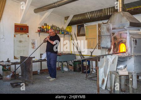 Murano, Italien - 2. November 2012: Ein Glasmeister bei der Arbeit in seiner Werkstatt. Murano ist eine Reihe von Inseln, die durch Brücken in der Lagune von Venedig miteinander verbunden sind Stockfoto