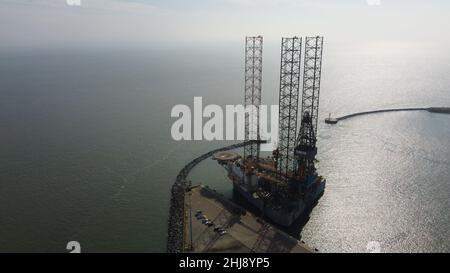 Offshore Oil Rig in Great Yarmouth wartet auf zersetztes Luftdrohnenbild Stockfoto