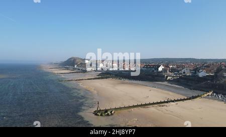 Sheringham, Strand am sonnigen Tag North Norfolk UK Luftdrohnenansicht Stockfoto