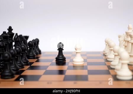 Der Beginn eines Schachspiels. Schach wird auf ein Schachbrett gelegt. Stockfoto