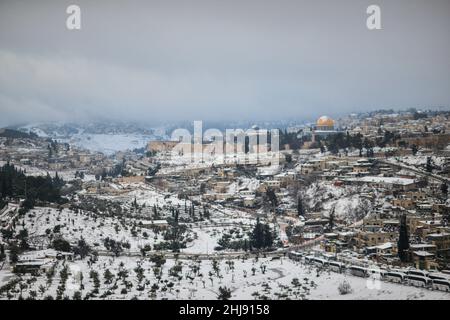 Die Skyline von Jerusalem ist schneebedeckt. Von Norden nach Süden Blick auf die verschneite Jerusalemer Altstadt und Ostjerusalem. Jerusalem, Israel. Januar 27th 2022. ( Kredit: Matan Golan/Alamy Live News Stockfoto