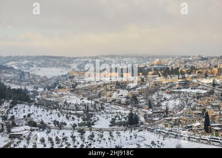 Die Skyline von Jerusalem ist schneebedeckt. Von Norden nach Süden Blick auf die verschneite Jerusalemer Altstadt und Ostjerusalem. Jerusalem, Israel. Januar 27th 2022. ( Kredit: Matan Golan/Alamy Live News Stockfoto