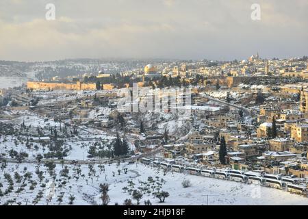 Die Skyline von Jerusalem ist schneebedeckt. Von Norden nach Süden Blick auf die verschneite Jerusalemer Altstadt und Ostjerusalem. Jerusalem, Israel. Januar 27th 2022. ( Kredit: Matan Golan/Alamy Live News Stockfoto