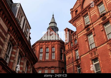 LONDON, GROSSBRITANNIEN - 18. SEPTEMBER 2014: Dies ist das Gebäude des College der University of London, das im neugotischen Stil erbaut wurde. Stockfoto