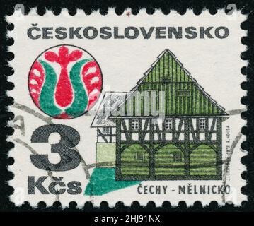 POLTAVA, UKRAINE - 27. Januar 2022. Die in der Tschechoslowakei um 1972 gedruckte Vintage-Marke zeigt regionale Gebäude Stockfoto