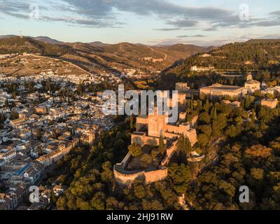 Dramatische Luftaufnahme des Palastes und der Festung Alhambra in Granada in Andalusien in Südspanien Stockfoto