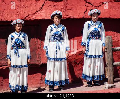 Lijiang, Yunnan, China - 2 2012. April: Die ethnische Minderheit der Naxi in ihren traditionellen Kostümen. Stockfoto