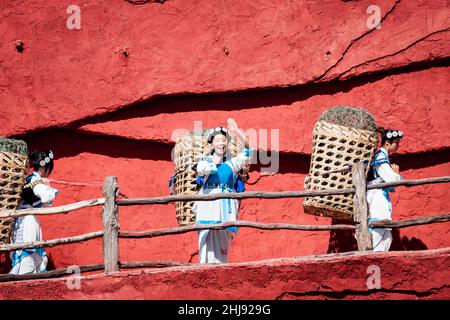 Lijiang, Yunnan, China - 2 2012. April: Die ethnische Minderheit der Naxi in ihren traditionellen Kostümen. Stockfoto