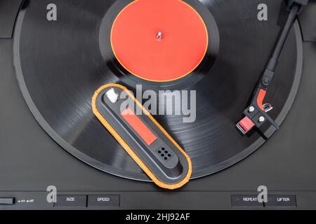 Reinigungswerkzeug auf Vinyl-Schallplatte. Reinigungskonzept Stockfoto