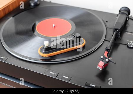 Reinigungswerkzeug auf Vinyl-Schallplatte. Reinigungskonzept Stockfoto