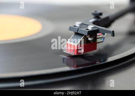 Nahaufnahme eines Vintage-Plattenspielers beim Abspielen einer Vinyl-Platte. Schwarze Platte Stockfoto