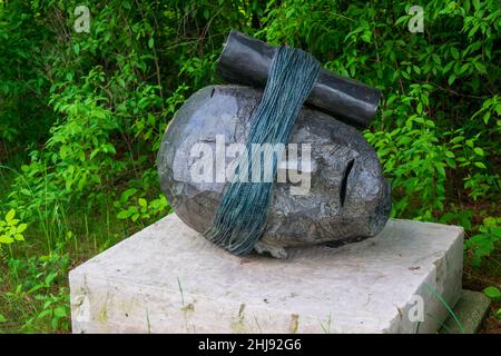 Grand Rapids, MI USA - 30. Mai 2016: Geschichte im Meijer Gardens Park hören Stockfoto