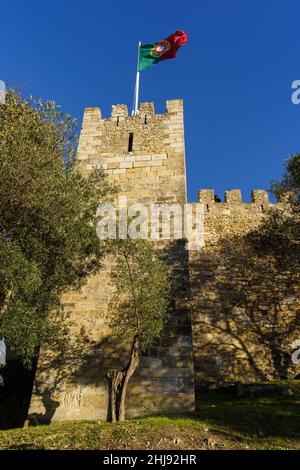 Portugiesische Flagge über der Burg Sao Jorge, oder Saint Georges, in der Altstadt von Lissabon in Portugal an einem sonnigen Tag Stockfoto