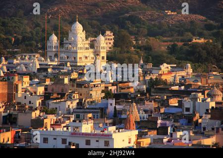 Blick auf Pushkar mit Gurudwara Tempel am Abend, Rajasthan, Indien Stockfoto