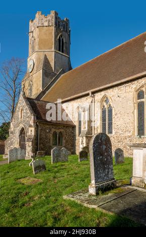 Achteckiger Turm, mit Zifferblatt und Veranda, All Saints Church Easton, Suffolk, Großbritannien Stockfoto