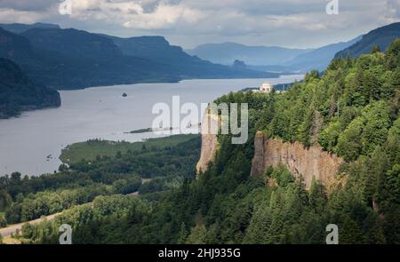 Vista House in Crown Point, Oregon. Der Columbia River bildet die Grenze zwischen Oregon und Washington, USA. Klippen des Columbia River Basalt auf der rechten Seite. Stockfoto