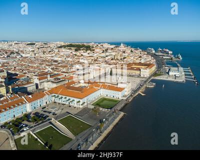 Luftaufnahme des berühmten Handelsplatz, der Pracia do Comercio, entlang des Flusses Tejo im historischen Stadtzentrum von Lissabon in Portugal mit der Fähre c Stockfoto