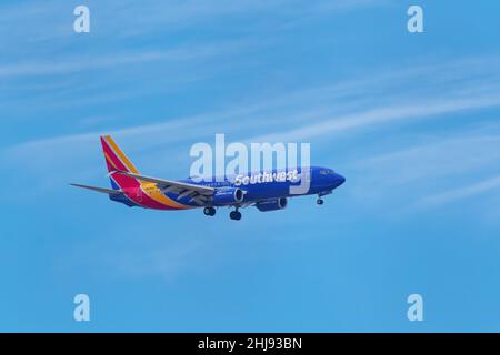 DENVER, USA-OKTOBER 17: Die von Southwest betriebene Boeing 737 fliegt am 17. Oktober 2020 über den Denver International Airport, Colorado. Southwest Airlines war Stockfoto