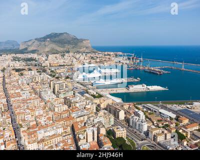 Luftaufnahme der GNV-Fährschiffe, die am Hafen von Palermo in der größten Stadt Siziliens am Mittelmeer verankert sind. Stockfoto