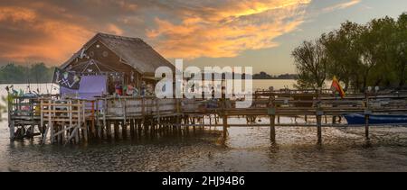 Panorama-Platz mit einem Fischerhaus im Donaudelta Stockfoto