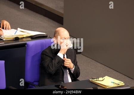 Berlin, 26. Januar 2022. Olaf Scholz, der neue deutsche Bundeskanzler, während der Plenarsitzung des Bundestages 13th. Stockfoto