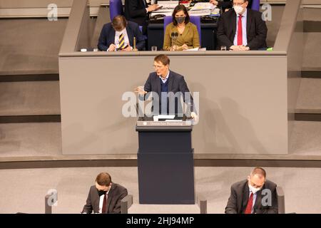 Berlin, 26th. Januar 2022.Bundesgesundheitsminister Dr. Karl Lauterbach, SPD, während seiner Rede in der Bundestagsdebatte zur INTR Stockfoto