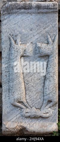 Nahaufnahme von Schnitzereien und Relieffiguren aus der antiken Stadt Ephesus, die sich am 22. Oktober 2021 in Selcuk, Izmir, Türkei, befand. Stockfoto