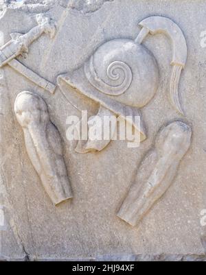 Nahaufnahme von Schnitzereien und Relieffiguren aus der antiken Stadt Ephesus, die sich am 22. Oktober 2021 in Selcuk, Izmir, Türkei, befand. Stockfoto