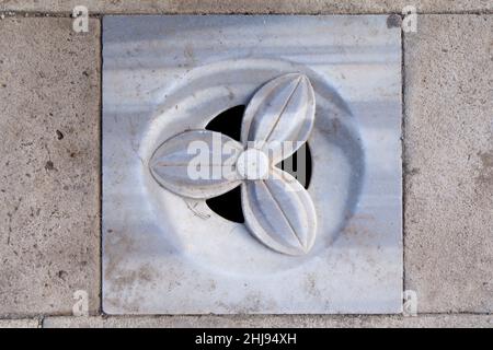 Nahaufnahme des intelligenten Regenwasserabflusses aus der antiken Stadt Ephesus in Selcuk, Izmir, Türkei am 22. Oktober 2021. Stockfoto