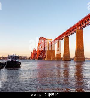 Forth Rail Bridge im 19. Jahrhundert erbaut, verbindet Edinburgh mit dem Norden Schottlands, South Queensferry, Schottland, Großbritannien Stockfoto