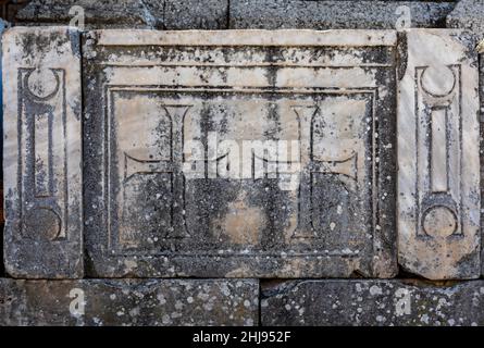 Nahaufnahme von Schnitzereien und Relieffiguren aus der antiken Stadt Ephesus, die sich am 22. Oktober 2021 in Selcuk, Izmir, Türkei, befand. Stockfoto