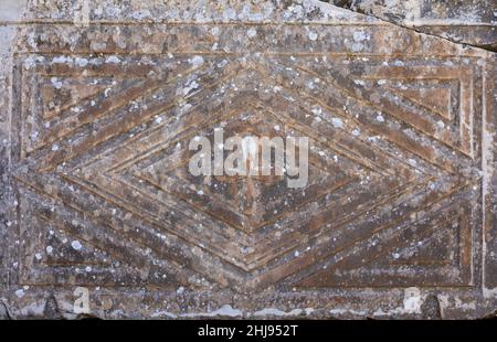 Nahaufnahme von Schnitzereien und Relieffiguren aus der antiken Stadt Ephesus, die sich am 22. Oktober 2021 in Selcuk, Izmir, Türkei, befand. Stockfoto