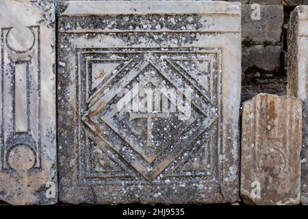 Nahaufnahme von Schnitzereien und Relieffiguren aus der antiken Stadt Ephesus, die sich am 22. Oktober 2021 in Selcuk, Izmir, Türkei, befand. Stockfoto