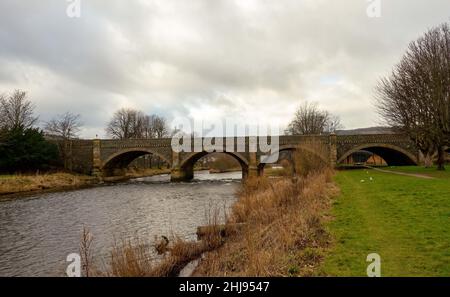 River Tweed verläuft durch Peebles in den Scottish Borders, Schottland, Großbritannien Stockfoto