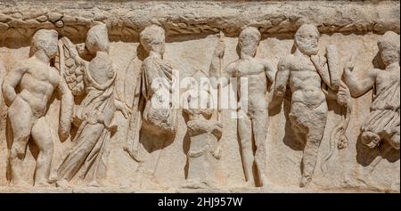 Nahaufnahme von Schnitzereien und Relieffiguren aus der antiken Stadt Ephesus, die sich am 22. Oktober 2021 in Selcuk, Izmir, Türkei, befand. Stockfoto