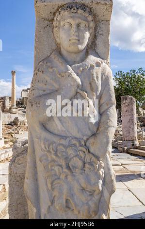 Nahaufnahme einer Statue aus der antiken Stadt Ephesus, die eine Stadt im antiken Griechenland an der Küste von Ionia war, 3 km südwestlich der heutigen da Stockfoto