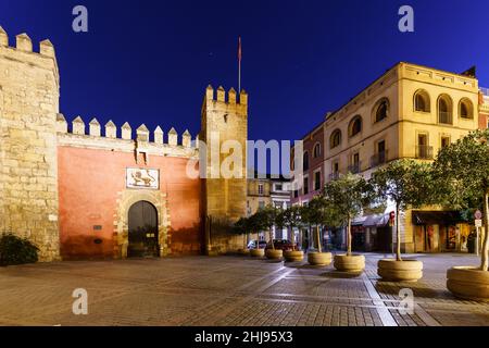 Nachtansicht des Eingangs der Burg Alcazar im Herzen der mittelalterlichen Altstadt von Sevilla in Andalusien in Spanien Stockfoto