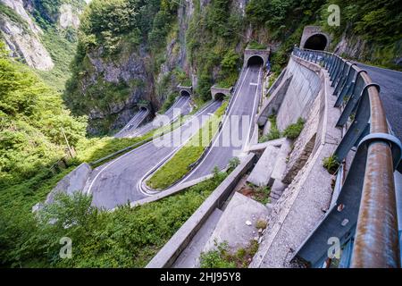 Luftaufnahme der kurvenreichen Straße, die zum Passo San Boldo führt und das Val Belluna mit dem Val Mareno verbindet. Stockfoto