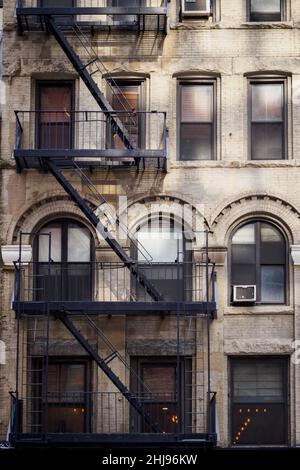 Äußerer Notausgang eines alten Gebäudes in New York, NYC Stockfoto