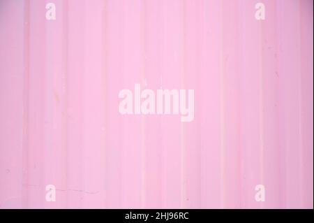 Rosafarbener Metallhintergrundrahmen, der sich mit Platz für Kopien füllt Stockfoto