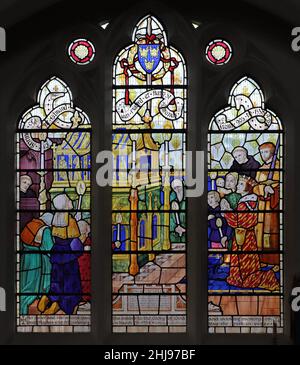 Buntglasfenster von William Lawson, das König Heinrich VI. Am Schrein von St. Edmund in Bury St. Edmunds, St. Edmund's Church, Hunstanton, Norfolk zeigt Stockfoto