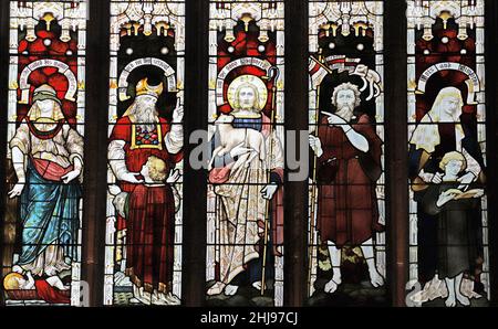 Ein Buntglasfenster von Heaton, Butler & Bayne (1876) mit biblischen Figuren, St. Peter & St. Paul Church, Lingfield, Surrey Stockfoto