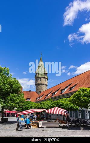 Ravensburg, Baden-Württemberg, Deutschland: Urbane Straßenszene am Marienplatz, mit dem Grünen Turm aus dem 15th. Jahrhundert im Hintergrund. Stockfoto